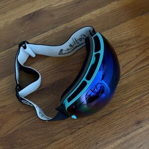 Ski/snowboard goggles